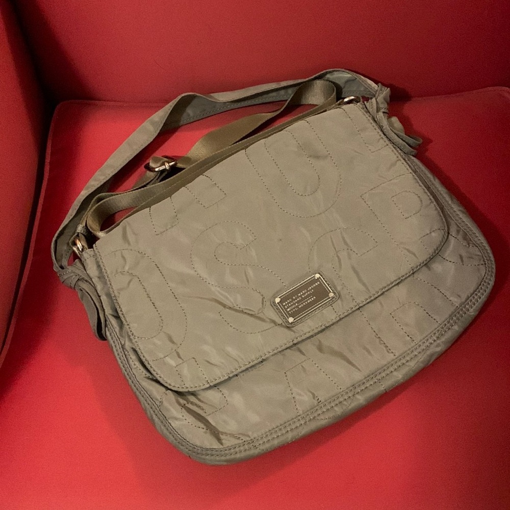 VGUC Marc Jacobs shoulder bag.